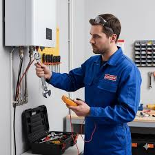 فني يعمل في صيانه سخان جوتكر 